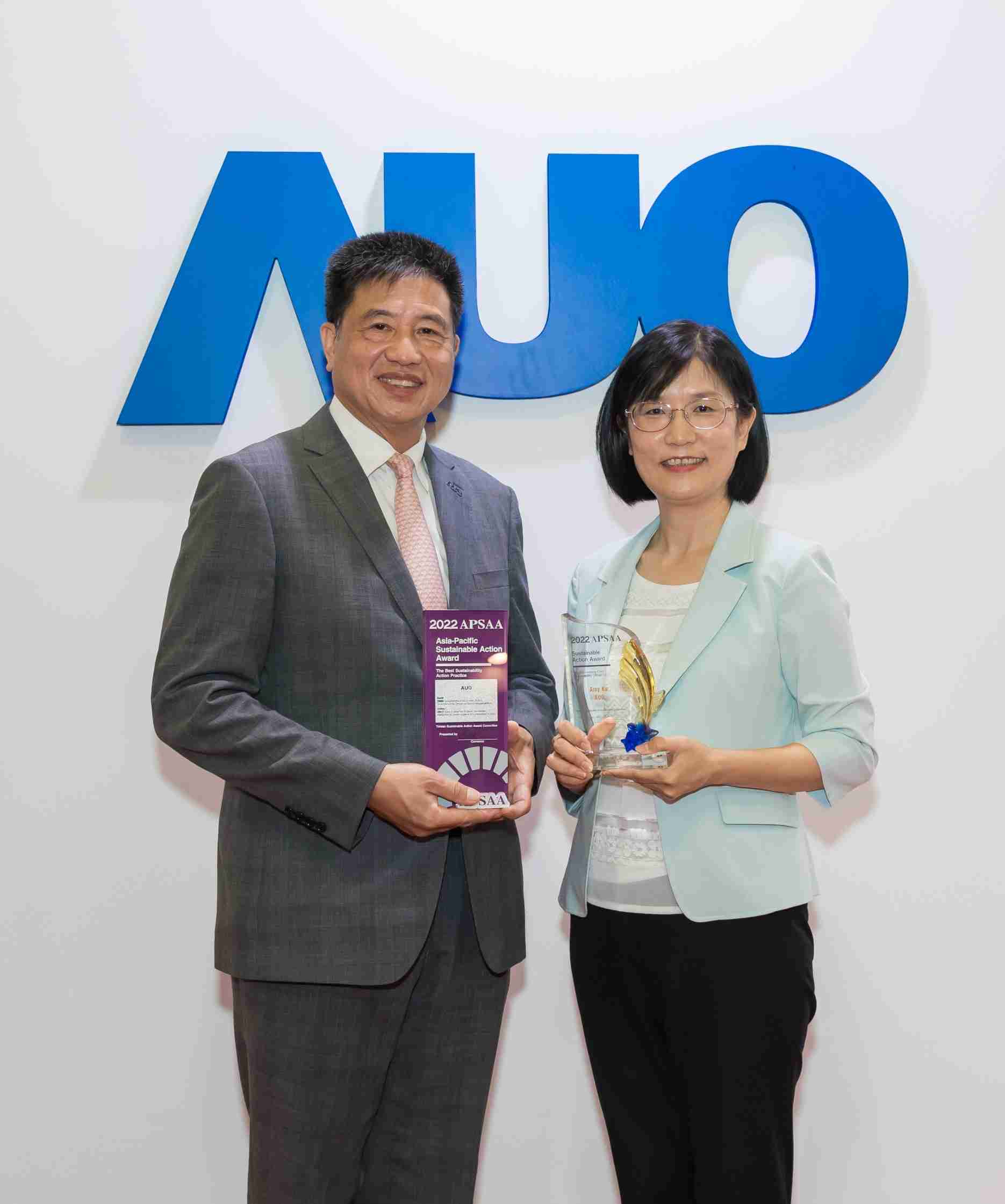 彩霸王长期垫筑永续远景的基石，，，，透过ESG暨气候委员会逐步实践永续策略蓝图。。其中，，，，彩霸王光电永续长古秀华带领团队、、、、制定中长期目标，，，缔造多面向亮眼表现，，，获得「顶尖永续长奖」的个人奖殊荣（左：彩霸王光电董事长暨执行长彭双浪，，，，右：彩霸王光电永续长古秀华）