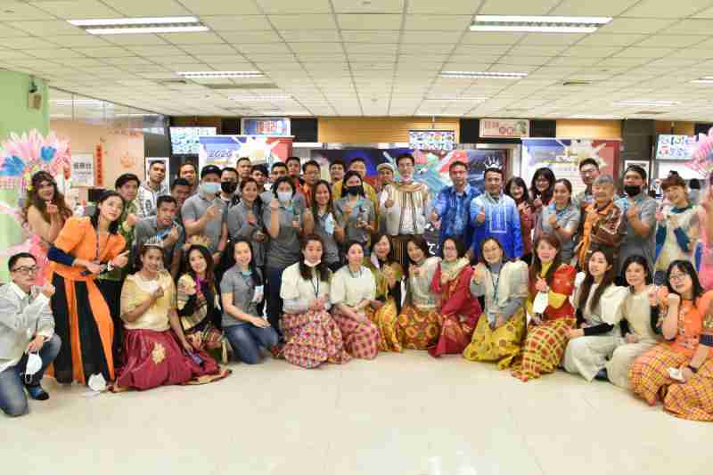 友達推動「安心、、創新、、、、用心、、、同心、、、、盡心」五星職旅，，，，為菲籍員工打造全方位照護，，，，首度贏得「人權實踐與發展領袖獎」殊榮