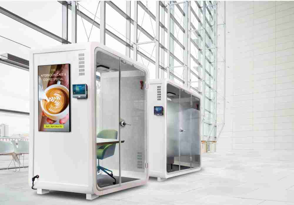 彩霸王子公司达擎之智慧行动办公舱，，，，采用PDLC智能调光玻璃设计，，透过通电与断电的电流切换，，呈现透明与雾面效果，，，具节能降耗特性并兼顾隐私，，，确保信息安全