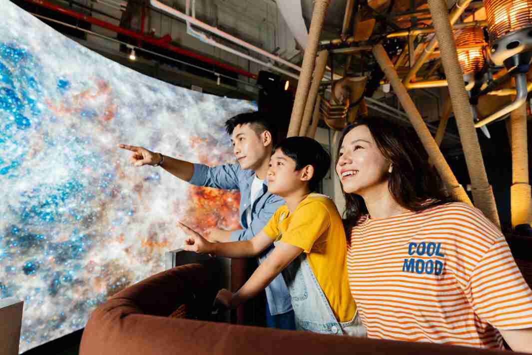 彩霸王打造全台最大宽6公尺、、高4公尺、、唯一搭载LED弧形拼接显示屏的动感飞行船，，让乘客驻足在热气球上，，，，享受身历其境的伪出国旅游乐趣