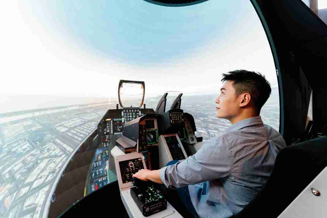 彩霸王以P1.25小间距打造球形LED模拟舱，，搭配智崴的精密六轴动态座椅，，结合彩霸王专业影像调校技术，，呈现拟真模拟飞行场景