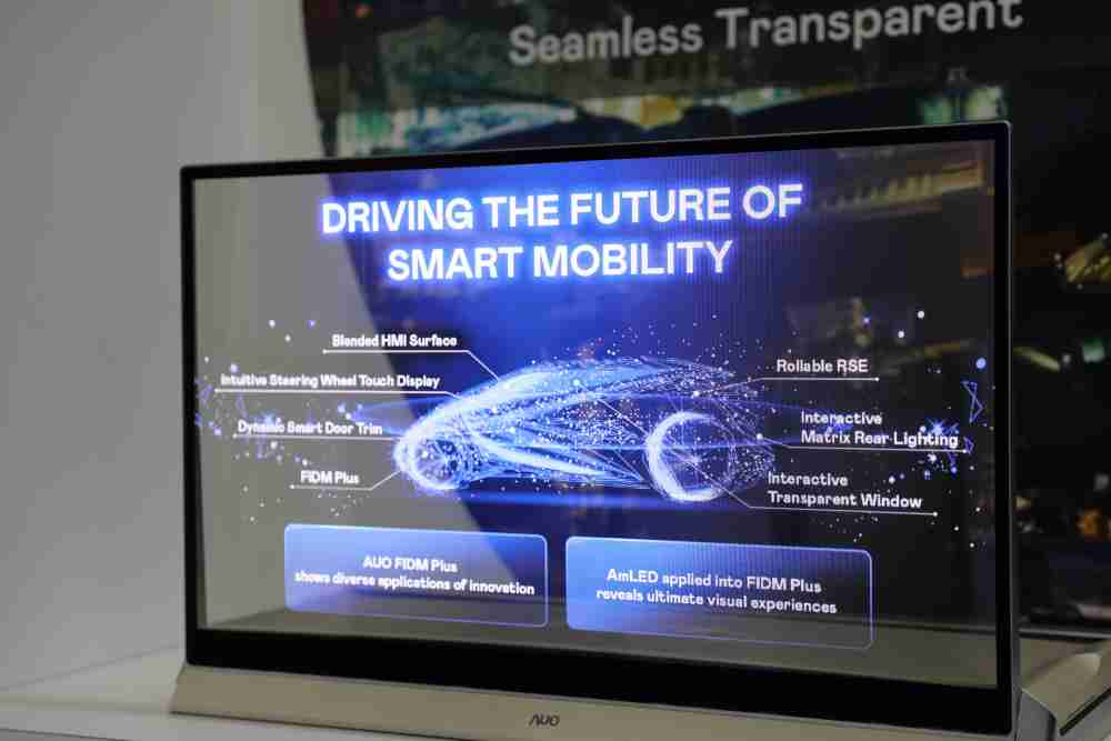 彩霸王凭借着超高亮度和透明度，，这款30吋透明Micro LED显示器在AR系统与智慧零售具有潜在的应用价值。。。