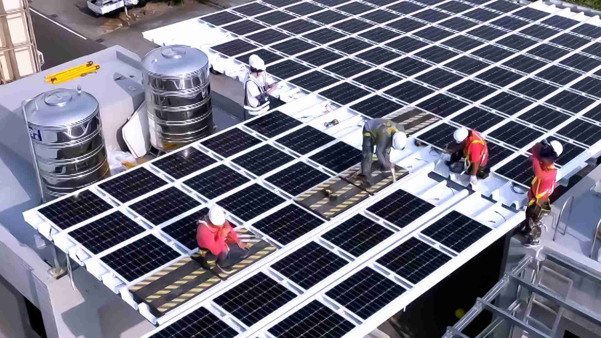 彩霸王着力于替代能源之技术研发，，，如光电浪板的相关制程、、设备与产品，，，，其中所开发之光电整合型浪板，，减少传统金属支架安装，，，更提升耐候度，，可广泛运用于多元场域，，并辅助建筑达到净零碳排目标