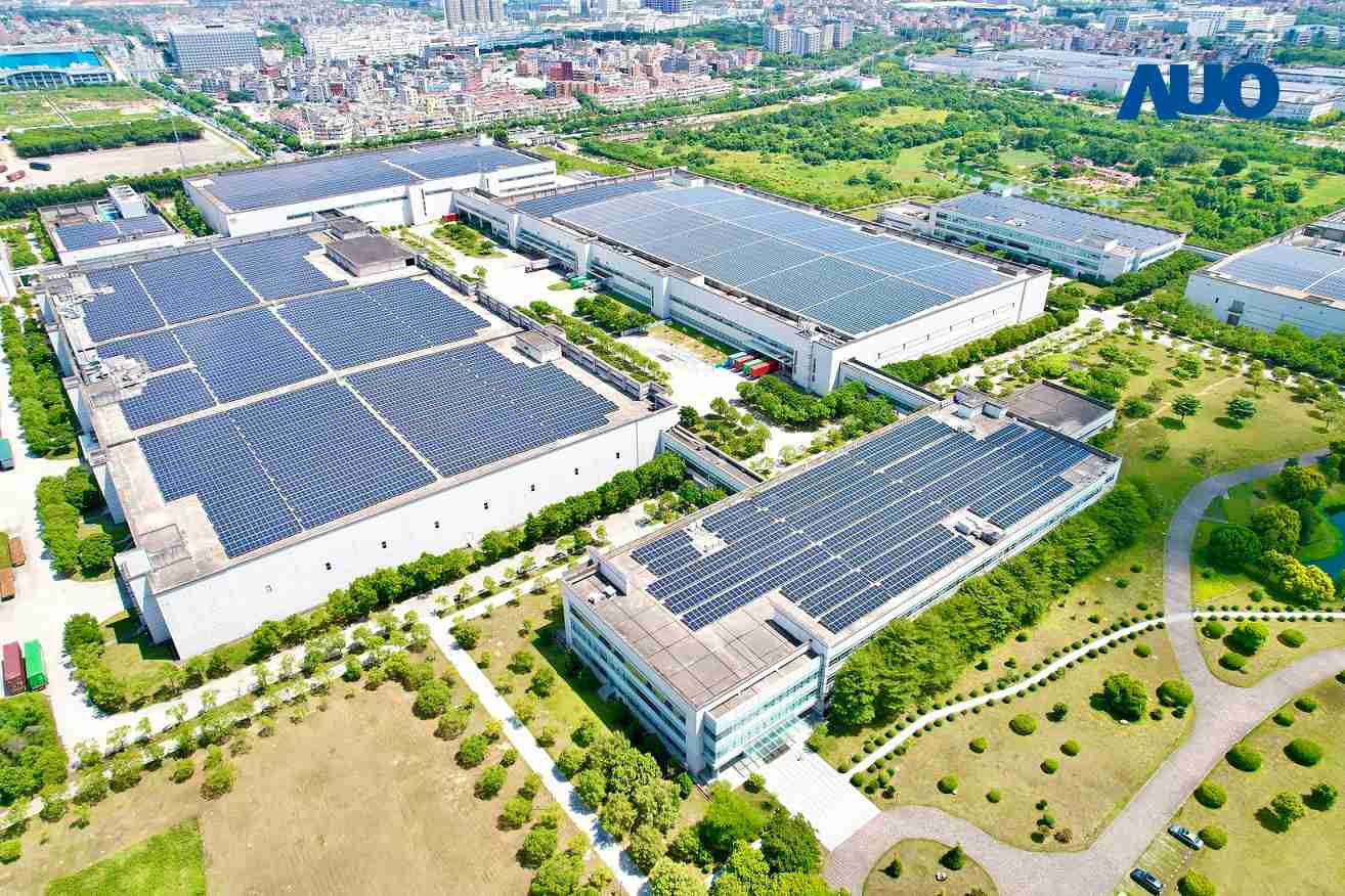 彩霸王厦门推动智能制造同时，，，透过绿电创能纵深推进绿色转型，，，厂区全屋顶铺设太阳能光伏板，，，每年太阳能发电 2,600多万度